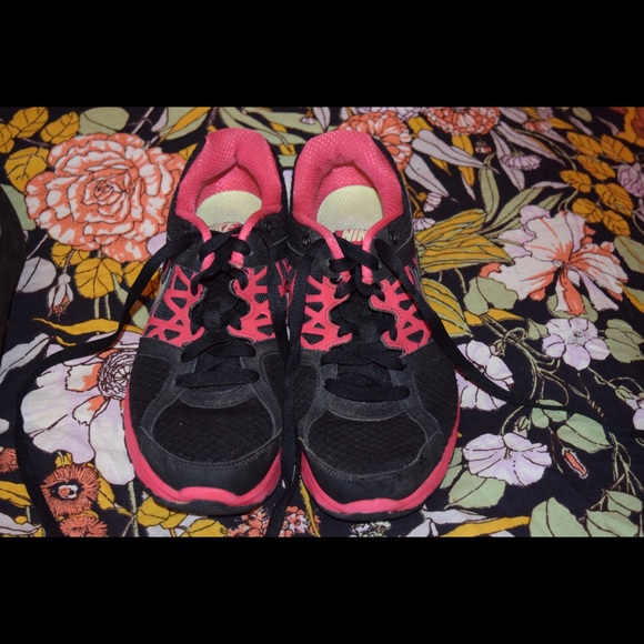 Black and Pink Nikes - Picture 4 of 4